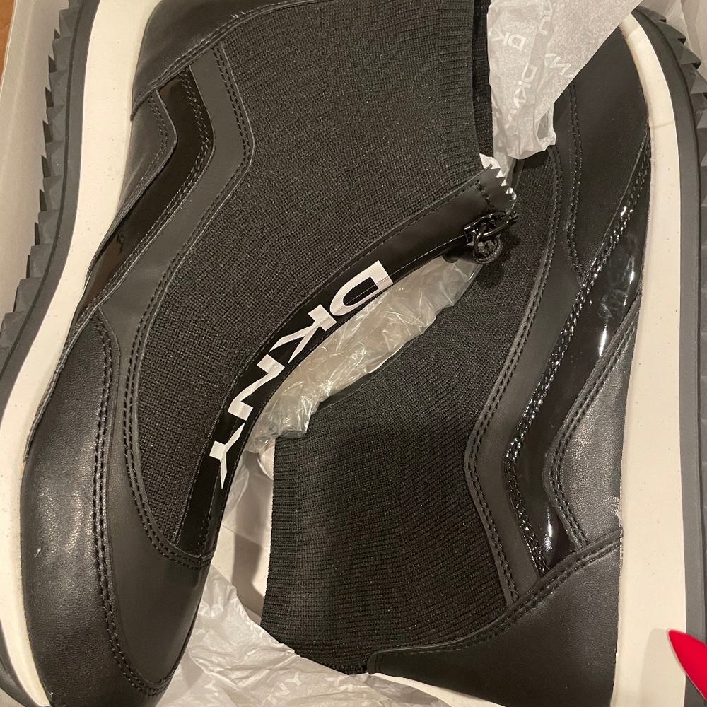 DKNY Vika-Zip Up Sneaker